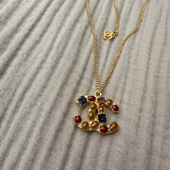 🍁✨CHANEL Gold-Tone CC Pendant Necklace with Multicolor Gem Accents - Picture 6 of 14